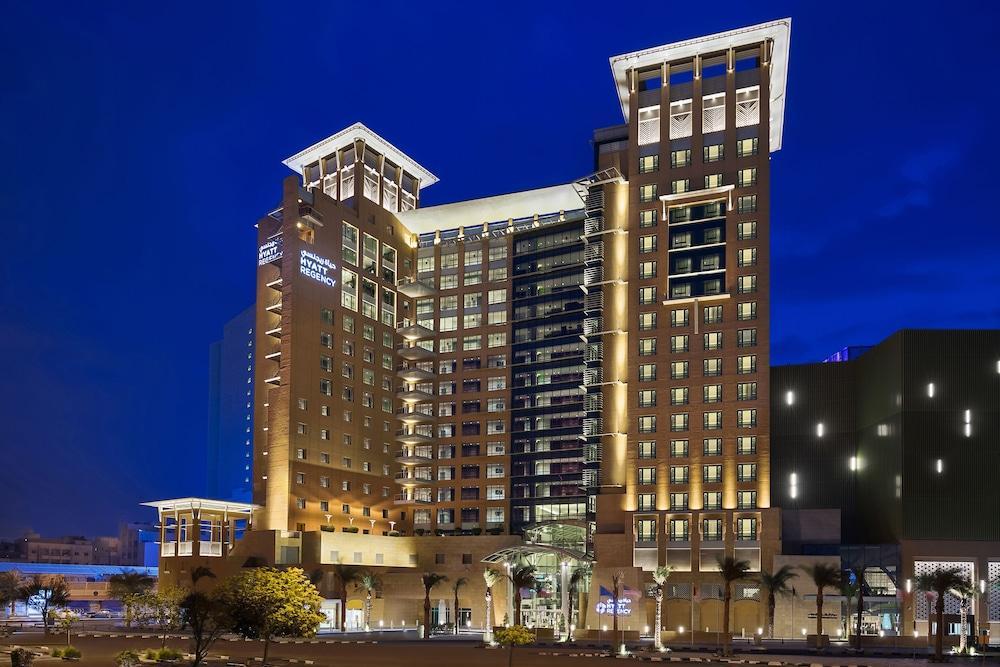 Hyatt Regency Al Kout Mall Kuwait City Exterior photo The hotel at night