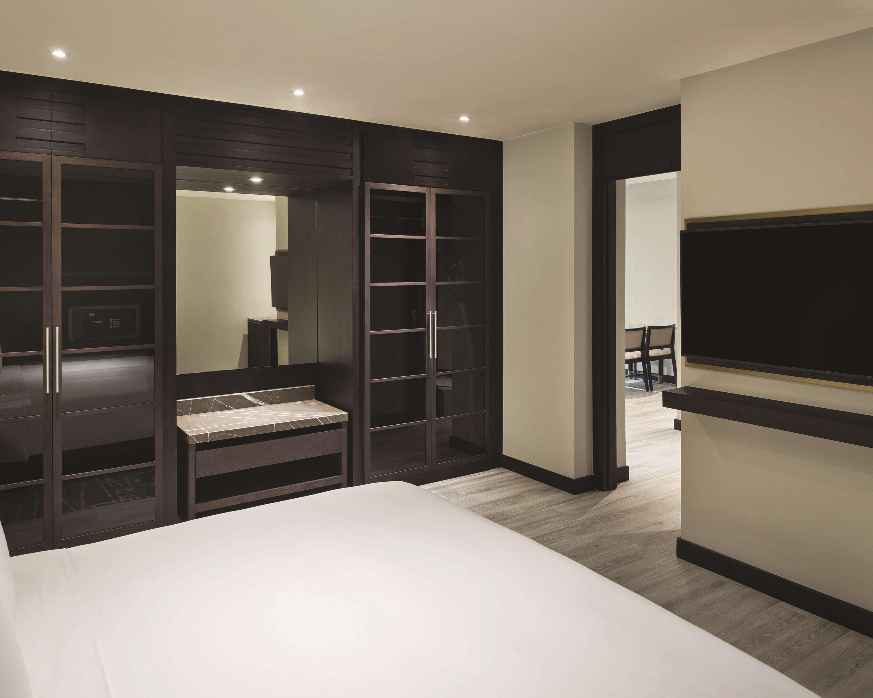 Hyatt Regency Al Kout Mall Kuwait City Exterior photo A bedroom at the hotel