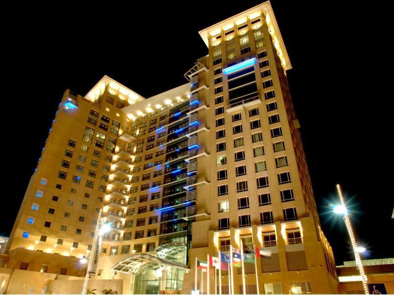 Hyatt Regency Al Kout Mall Kuwait City Exterior photo The hotel at night