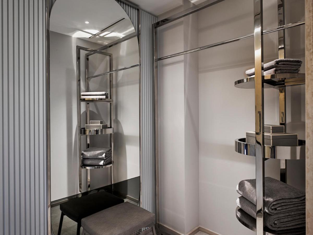 Hyatt Regency Al Kout Mall Kuwait City Exterior photo Bathroom