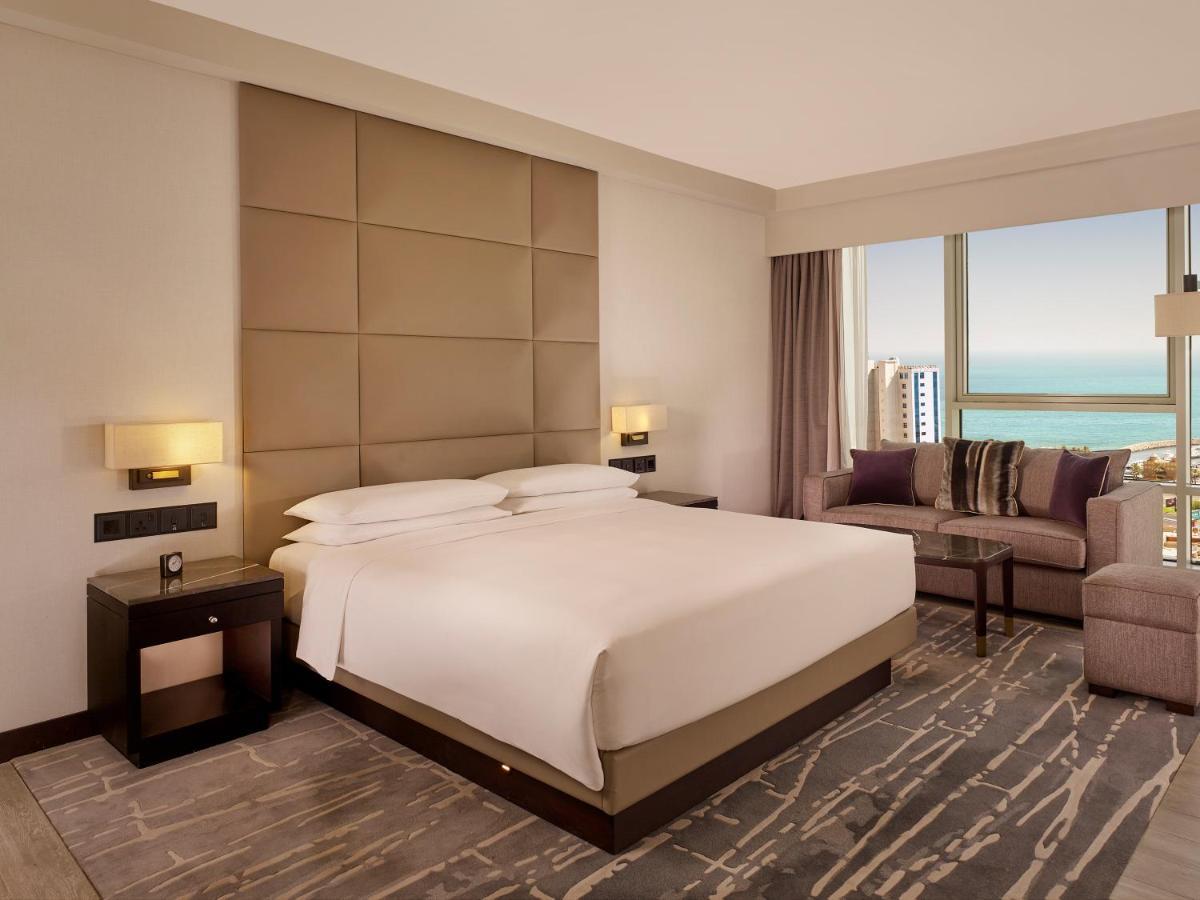 Hyatt Regency Al Kout Mall Kuwait City Exterior photo A bedroom at the Jumeirah Atlantis