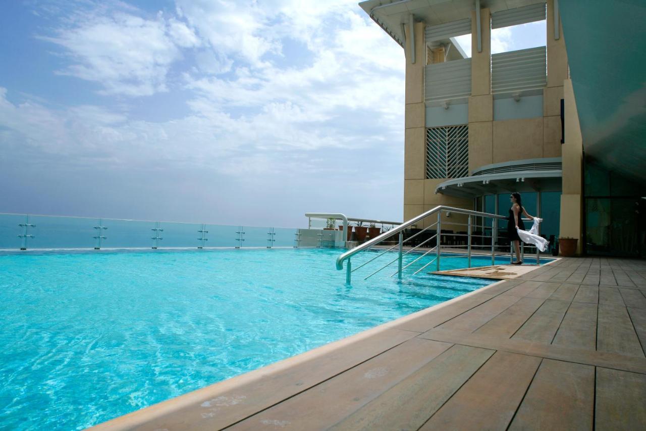 Hyatt Regency Al Kout Mall Kuwait City Exterior photo The pool at the 360° Sky Bar